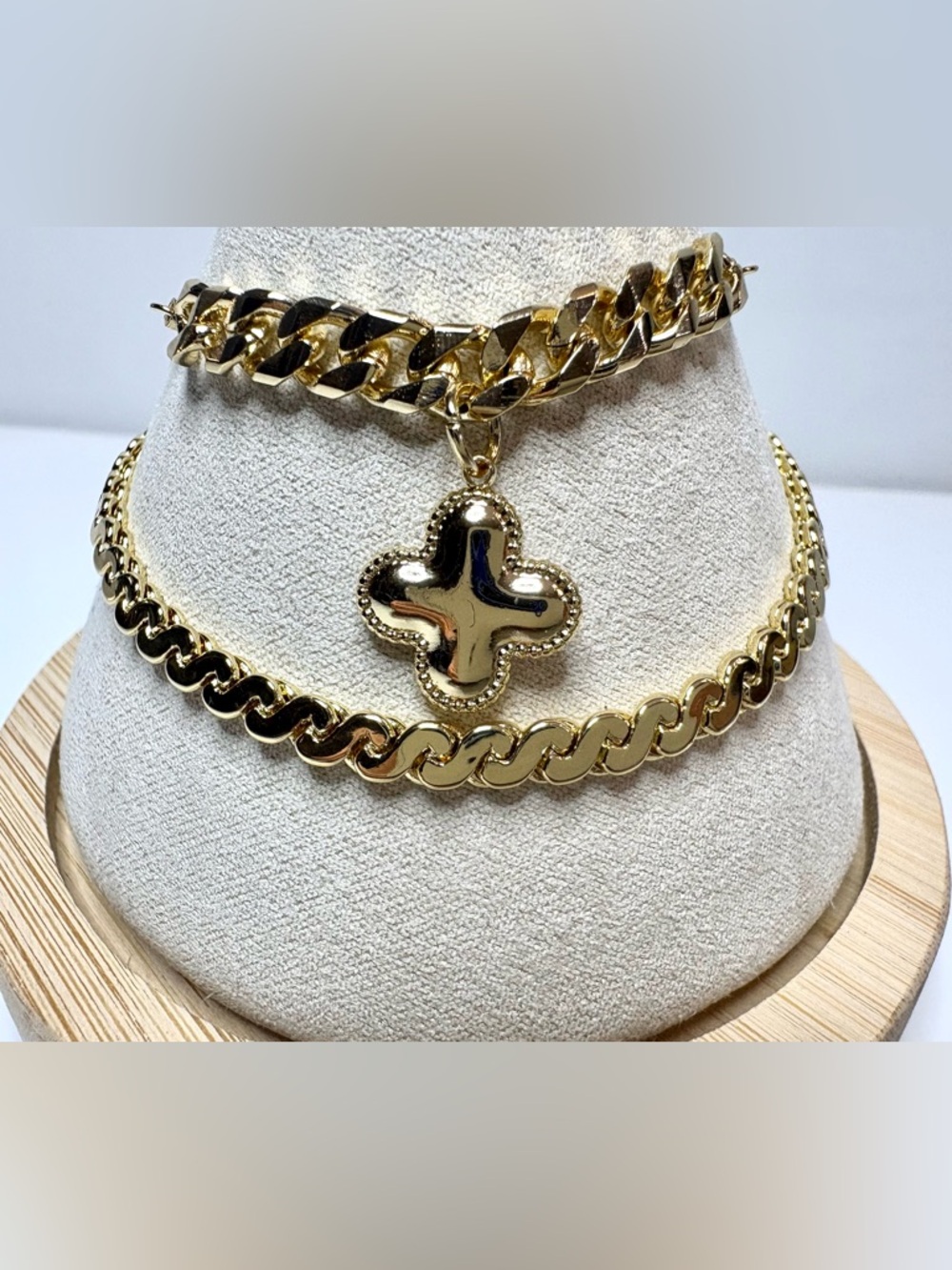 Two 18k gold filled bracelets with cuban style chains, and a clover pendant. - Picture 3 of 4